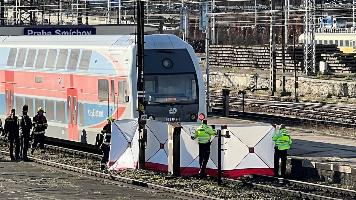 Patnáctiletá dívka spadla na Smíchově pod vlak. Na místě zemřela